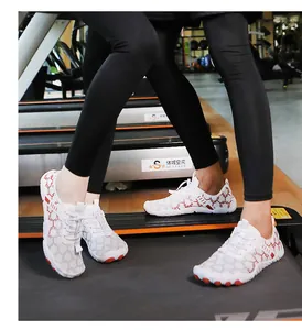 Détail de chaussures aquatiques en maille blanche avec motif en nid d'abeille rouge