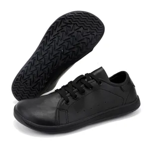 Barfußschuhe mit breiter Zehenbox aus schwarzem Leder und rutschfester Gummisohle