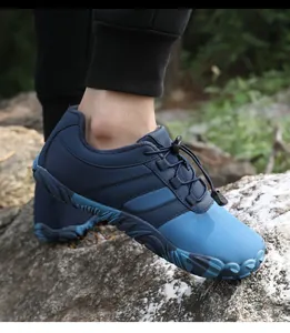 Detailansicht wasserdichter Wanderschuh mit rutschfester Gummisohle auf Felsen