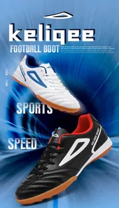 Vista detallada de botas de fútbol TF resistentes en colores blanco-azul y negro-rojo