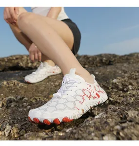 Détail de chaussures d'eau blanches à motif nid d'abeille et laçage élastique