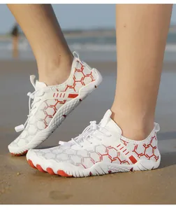 Détail de chaussures d'eau blanches à motif nid d'abeille rouge et lacets élastiques