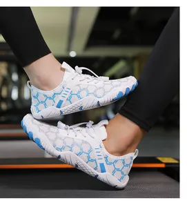 Système de laçage rapide sur chaussures pieds nus blanches à motif alvéolé bleu