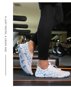 Détails de chaussures de plage pieds nus avec texture alvéolée sur un tapis roulant