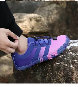 Outdoor-Wanderschuhe mit Schnellschnürsystem und rutschfesten Gummisohlen auf Felsen