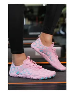Chaussures aquatiques roses à motif nid d'abeille et lacets rapides sur tapis