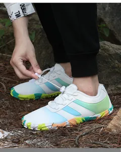 Detail von wasserdichten Wanderschuhen mit Farbverlauf und robuster Gummisohle in bunt