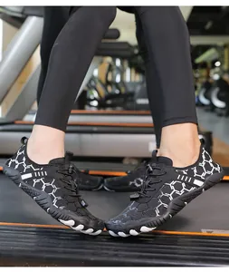 Détail de chaussures aquatiques avec motif nid d'abeille blanc et système de laçage rapide
