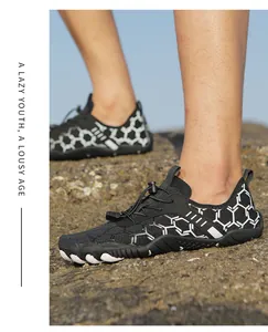 Détail du système de laçage rapide et de la texture nid d'abeille des chaussures d'eau