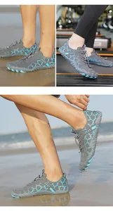 Détail de chaussures d'eau grises à séchage rapide avec maille et semelles antidérapantes