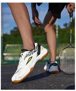Dettaglio scarpa da badminton con strisce zebrate e suola in gomma antiscivolo