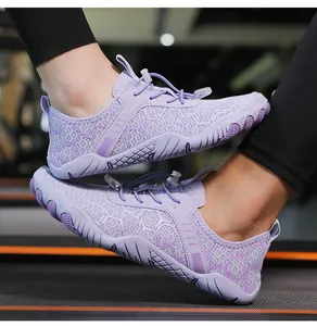 Détail de chaussures d'eau violettes avec maille en nid d'abeille et semelle antidérapante