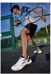 Dettaglio laterale di scarpe da badminton bianche con suola in gomma antiscivolo e motivo zebra