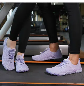 Détail de chaussures de plage mauves avec semelle en caoutchouc antidérapante pour le sport