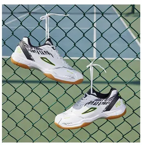 Dettaglio scarpe da badminton con suola in gomma antiscivolo su campo sportivo