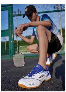 Dettaglio ravvicinato della suola antiscivolo e tomaia in mesh per scarpe da badminton