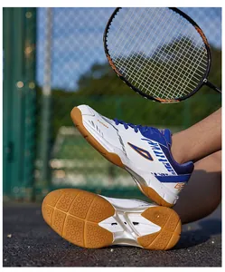 Dettaglio di scarpe da badminton pro con suola in gomma antiscivolo per una presa ottimale
