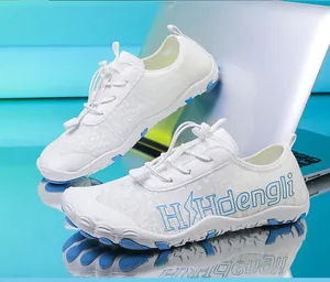 Gros plan sur chaussures de plage blanches avec semelle bleue antidérapante et lacets souples