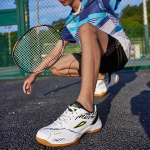 Scarpe da badminton bianche con suola in gomma antiscivolo su un campo da gioco reale