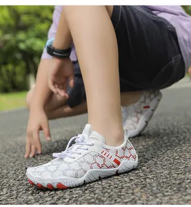 Détail de chaussures aquatiques enfant avec mesh respirant et laçage rapide