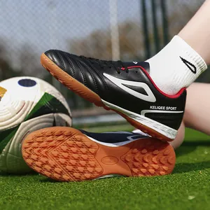 Zapatillas de fútbol negras de alta calidad con tacos naranjas para entrenamiento pro