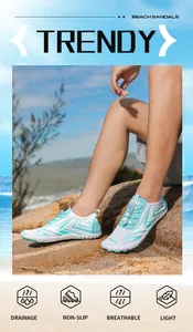 Dettaglio di scarpe da scoglio azzurre con lacci elastici e suole in gomma antiscivolo