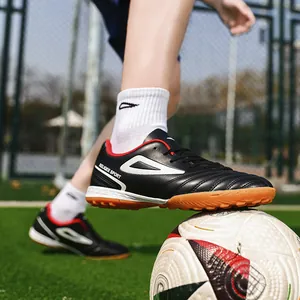 Botas de fútbol para hombre en negro con suela de goma para césped artificial