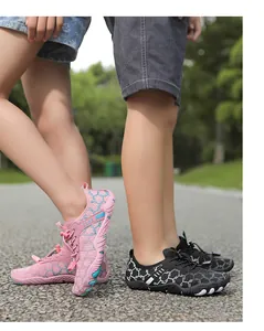 Détail de chaussures d'eau pour enfants roses et noires avec système de laçage rapide
