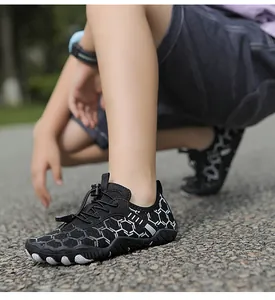 Détail des chaussures d'eau noires pour enfants avec motif alvéolé et lacet rapide
