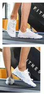 Détail de chaussures de plage blanc et bleu avec cordon élastique sur tapis