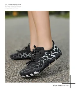 Gros plan de chaussures d'eau noires pour enfants avec motifs en nid d'abeille et lacets