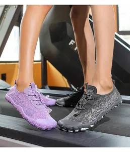 Détail de la tige en mesh respirant et du système de laçage rapide des chaussures d'eau violettes