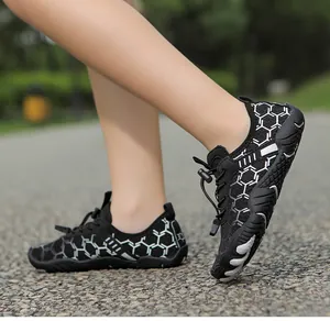 Gros plan de chaussures aquatiques noires pour enfants avec motif en nid d'abeille blanc