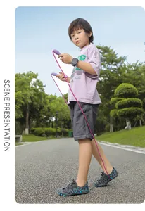 Photo d'action de chaussures d'eau pour enfants antidérapantes sautant à la corde