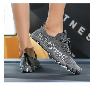 Détails des chaussures d'eau grises avec tissu en maille et lacets élastiques réglables