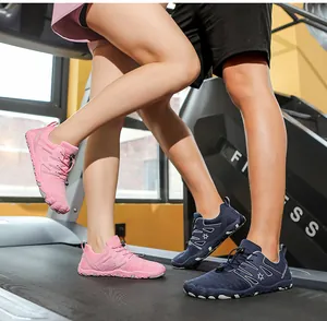 Detailopname van minimalistische blotevoetsschoenen op een loopband in de gym