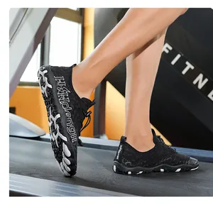 Vue dynamique de chaussures d'eau noires respirantes avec semelle en caoutchouc sur tapis