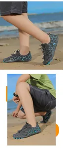 Gros plan de chaussures d'eau enfant avec maille grise alvéolée et semelle antidérapante