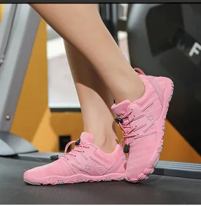 Detail van roze barefoot fitness schoenen met snelsluitsysteem op de loopband