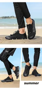 Détails du mesh respirant et des lacets élastiques sur les chaussures d'eau noires