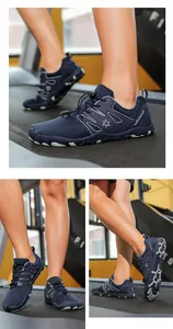 Close-up van sneldrogende vijf-tenen waterschoenen met antislip rubberen zool en mesh bovenwerk