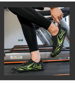 Vista laterale di scarpe a cinque dita con strisce verde neon sul tapis roulant