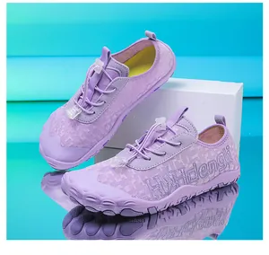 Vue détaillée des chaussures de plage mauves avec semelles en caoutchouc et lacets élastiques