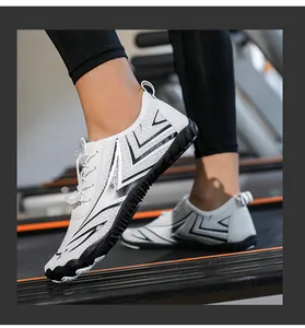 Dettaglio del sistema di allacciatura rapida e della texture in rete traspirante delle scarpe