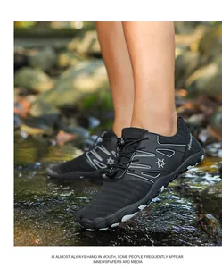 Detail van zwarte waterschoenen met ademend mesh en een antislip rubberen zool