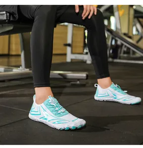 Dettaglio scarpe da acqua a cinque dita con mesh traspirante e allacciatura rapida in palestra