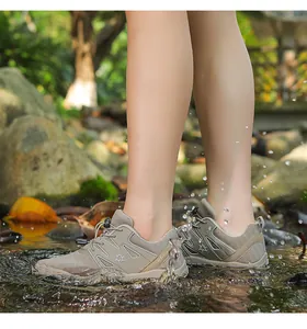 Outdoor blotevoetenschoenen met sneldrogende drainageprestaties in een rivier