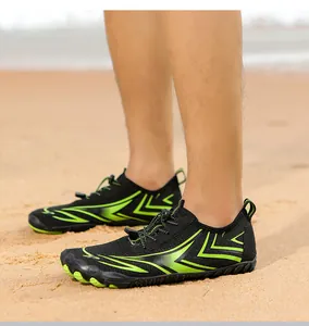 Dettaglio di scarpe da scoglio nere con design verde neon e sistema di lacci rapidi