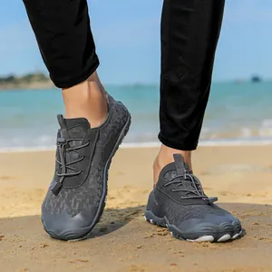 Chaussures aquatiques à cinq doigts pour sport de plage avec texture camouflage grise