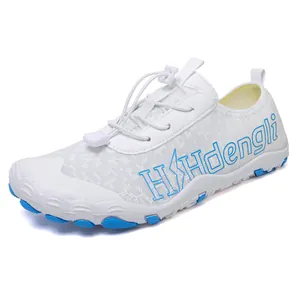 Chaussures aquatiques mixtes blanches avec semelle bleue et lacets élastiques